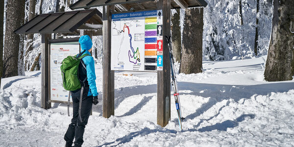 Die verschneite Landschaft l&auml;dt zum Winterwandern im Bayerischen Wald ein.